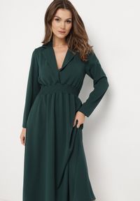 Born2be - Ciemnozielona Rozkloszowana Sukienka Midi z Kopertową Górą i Gumką w Pasie Ametis. Kolor: zielony. Typ sukienki: kopertowe. Długość: midi #6