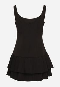 Born2be - Czarna Sukienka Rozkloszowana z Taliowaniem i Plisowanym Dołem Soreqa. Okazja: na co dzień. Kolor: czarny. Typ sukienki: plisowane. Styl: klasyczny, casual #6