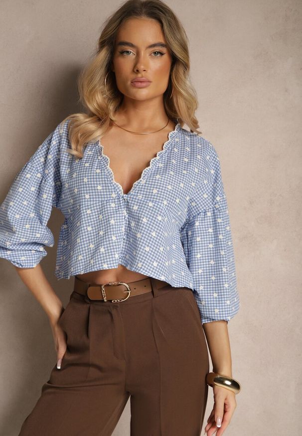 Renee - Niebieska Koszula z Lekkimi Bufkami i Haftami z Dodatkiem Bawełny w Kratę Alitea. Okazja: na co dzień. Typ kołnierza: dekolt w kształcie V, kołnierzyk klasyczny. Kolor: niebieski. Materiał: bawełna. Długość: krótkie. Wzór: haft. Styl: casual, klasyczny