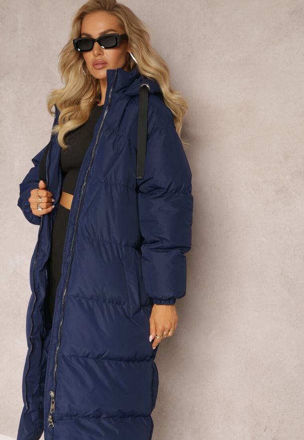 Renee - Granatowa Długa Kurtka Pikowana Płaszcz z Kapturem Serea. Okazja: na co dzień. Typ kołnierza: kaptur. Kolor: niebieski. Materiał: jeans. Długość: długie. Styl: casual
