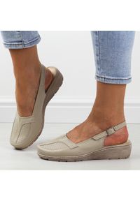 Beżowe skórzane Polskie sandały damskie z zakrytymi palcami Gregors 859. Okazja: na co dzień, na spacer. Zapięcie: pasek. Kolor: beżowy. Materiał: skóra. Sezon: wiosna, lato. Obcas: na koturnie. Styl: casual #1