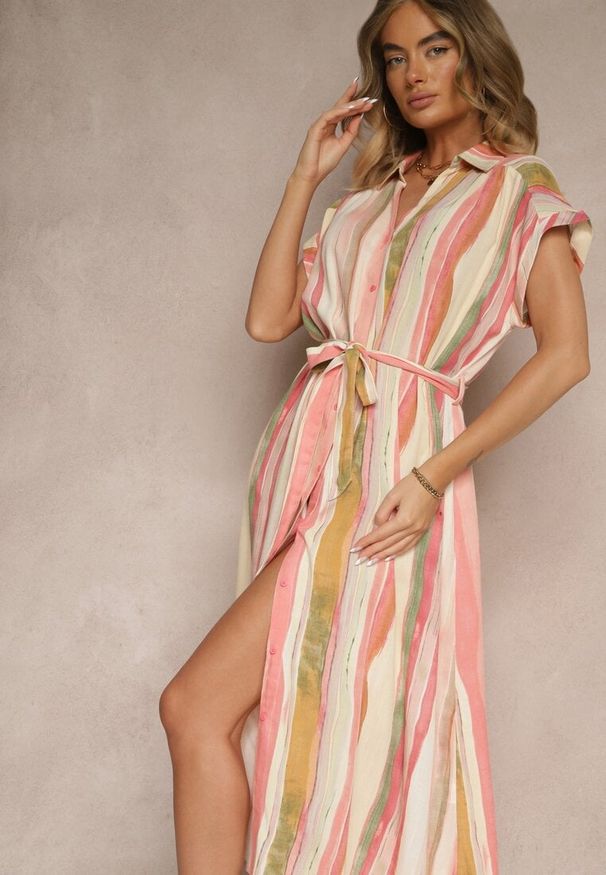 Renee - Różowa Wiskozowa Sukienka Koszulowa z Wiązanym Paskiem Iffema. Okazja: na co dzień, na spacer. Typ kołnierza: dekolt w kształcie V, kołnierzyk klasyczny. Kolor: różowy. Wzór: aplikacja. Typ sukienki: koszulowe. Materiał: wiskoza. Długość rękawa: krótki rękaw. Sezon: lato. Styl: elegancki, klasyczny, casual