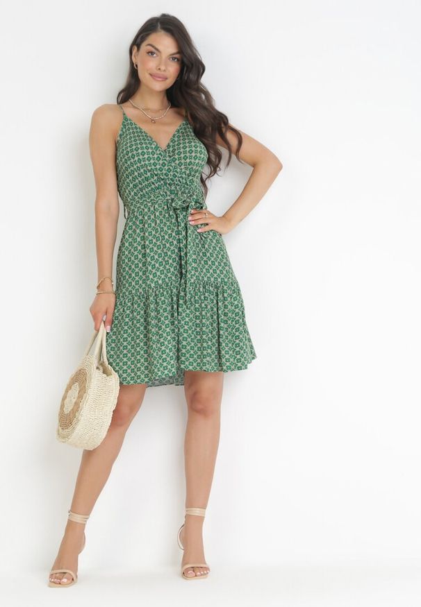 Born2be - Ciemnozielona Sukienka z Gumką w Talii i Falbanką na Dole z Wiskozy Heidsan. Kolor: zielony. Materiał: wiskoza