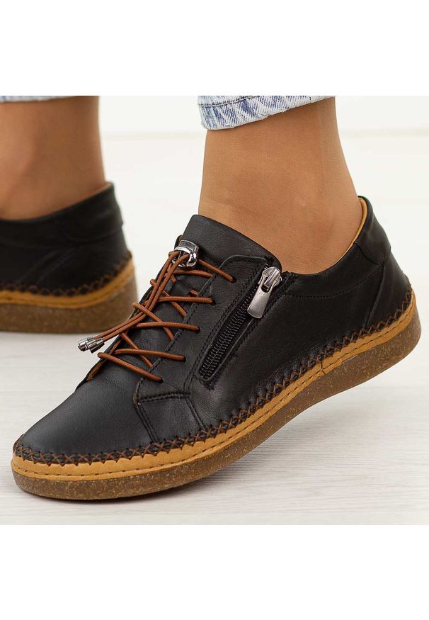 Czarne skórzane półbuty damskie T.Sokolski 8207. Okazja: na co dzień. Nosek buta: okrągły. Zapięcie: zamek. Kolor: czarny. Szerokość cholewki: normalna. Wzór: kolorowy. Materiał: skóra. Sezon: jesień, wiosna. Styl: klasyczny, casual