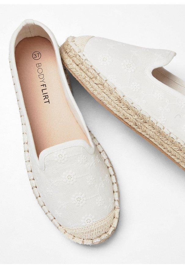 bonprix - Espadryle. Kolor: beżowy. Wzór: haft, kwiaty. Sezon: lato