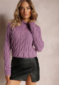 Renee - Jasnofioletowy Sweter w Warkoczykowy Splot Mikke. Kolor: fioletowy. Materiał: dzianina, tkanina. Długość rękawa: długi rękaw. Długość: długie. Wzór: ze splotem. Styl: klasyczny #1
