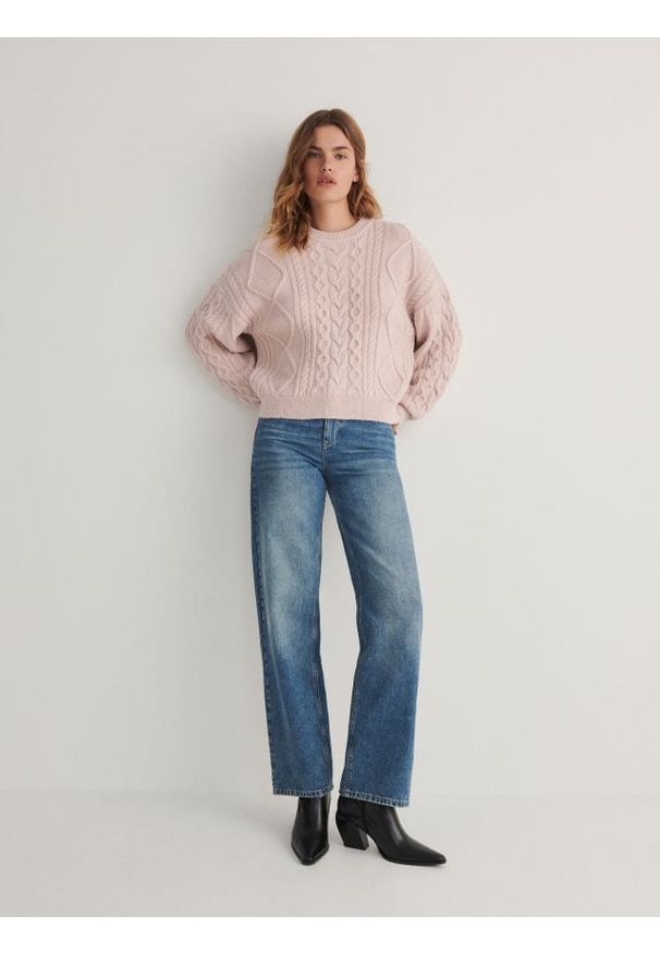 Reserved - Sweter o warkoczowym splocie - różowy. Kolor: różowy. Materiał: dzianina. Wzór: ze splotem