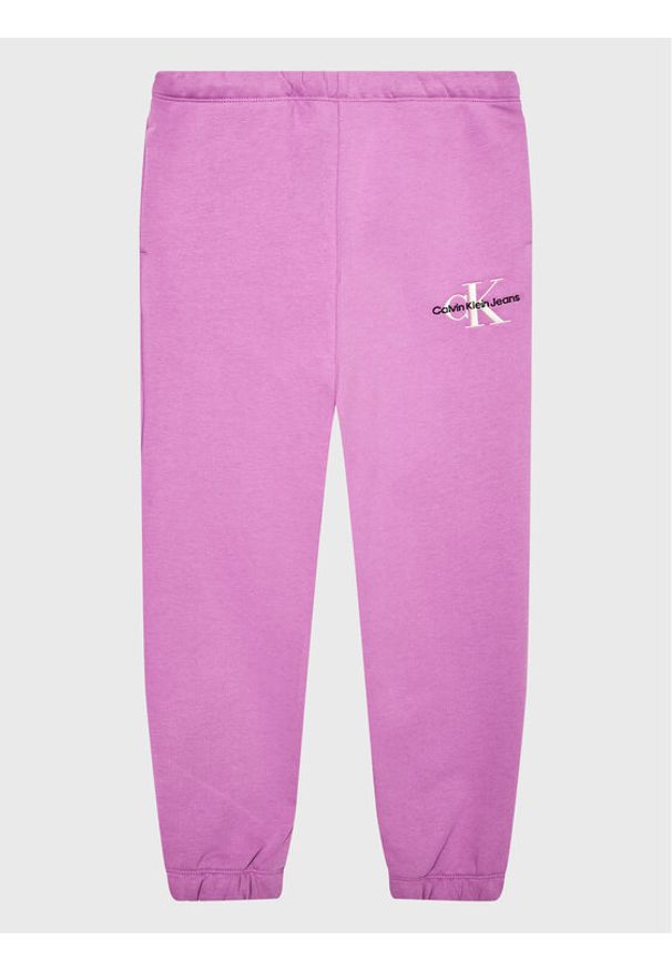 Calvin Klein Jeans Spodnie dresowe Monogram Off Placed IG0IG01854 Fioletowy Relaxed Fit. Kolor: fioletowy. Materiał: bawełna