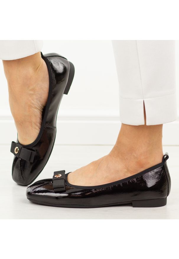 Czarne skórzane baletki damskie Vinceza 66909. Okazja: na co dzień, do pracy, na spacer. Kolor: czarny. Materiał: skóra, lakier. Szerokość cholewki: normalna. Wzór: aplikacja. Sezon: wiosna, lato, jesień. Obcas: na płaskiej podeszwie. Styl: casual, elegancki