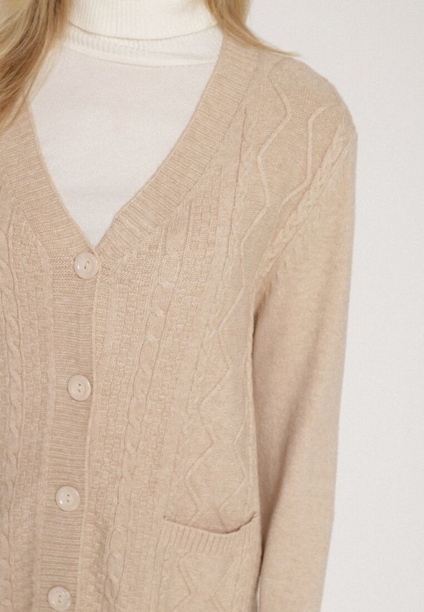 Born2be - Jasnobeżowy Kardigan z Bawełną Zdobiony Warkoczowym Splotem i Kieszeniami Mevesava. Okazja: na co dzień. Typ kołnierza: dekolt w serek. Kolor: beżowy. Materiał: bawełna. Wzór: ze splotem, aplikacja. Sezon: jesień, zima. Styl: klasyczny, casual