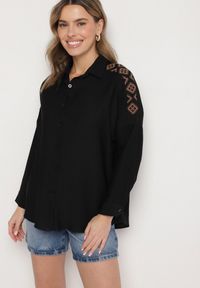 Born2be - Czarna Koszula Ozdobiona Haftem Ulosandria. Okazja: na co dzień. Typ kołnierza: kołnierzyk klasyczny. Kolor: czarny. Materiał: jeans. Długość rękawa: długi rękaw. Długość: długie. Wzór: aplikacja, haft. Styl: klasyczny, casual