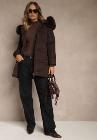 Renee - Brązowa Kurtka z Pikowanymi Przeszyciami i Kapturem z Futrem Anindrie. Okazja: na spacer, na co dzień. Typ kołnierza: kaptur. Kolor: brązowy. Materiał: futro. Styl: casual #3
