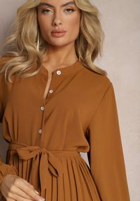 Renee - Brązowa Rozkloszowana Sukienka Maxi Plisowana Wiązana w Pasie Terilla. Kolor: brązowy. Materiał: materiał. Typ sukienki: koszulowe. Długość: maxi