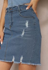 Renee - Niebieska Bawełniana Spódnica Jeansowa High Waist z Przetarciami Sunaias. Stan: podwyższony. Kolor: niebieski. Materiał: jeans, bawełna. Sezon: lato. Styl: elegancki #3