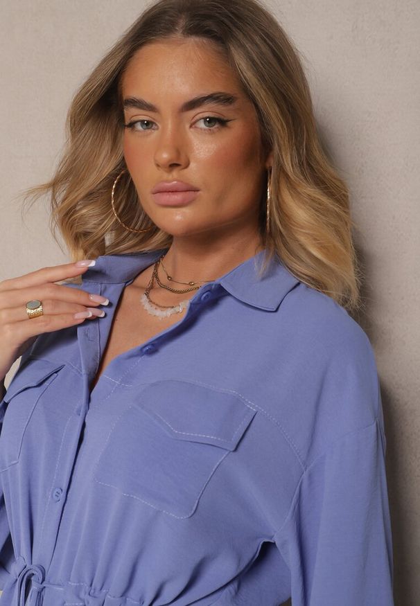 Renee - Niebieska Sukienka Koszulowa z Bawełną Ozdobiona Wiązaniem Uladrisa. Okazja: na co dzień. Kolor: niebieski. Materiał: bawełna. Wzór: aplikacja. Typ sukienki: koszulowe. Styl: klasyczny, elegancki, casual