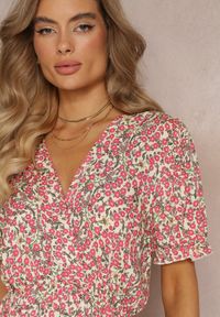Renee - Różowa Sukienka Mini z Gumką w Pasie i Kopertowym Dekoltem z Wiskozy Littlestar. Okazja: na co dzień. Typ kołnierza: dekolt kopertowy. Kolor: różowy. Materiał: wiskoza. Wzór: kwiaty. Typ sukienki: kopertowe. Styl: casual. Długość: mini #3