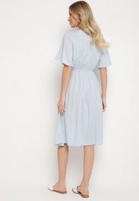 Born2be - Jasnoniebieska Bawełniana Sukienka o Rozkloszowanym Fasonie Liranelle. Okazja: na co dzień. Typ kołnierza: dekolt w kształcie V. Kolor: niebieski. Materiał: bawełna. Długość rękawa: krótki rękaw. Sezon: lato. Typ sukienki: rozkloszowane. Styl: elegancki, casual #7