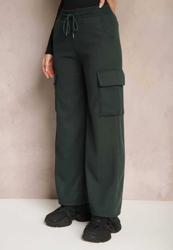 Renee - Zielone Szerokie Spodnie Dresowe Cargo High Waist w Stylu Cargo z Ociepleniem Sevifra. Okazja: na co dzień. Stan: podwyższony. Kolor: zielony. Materiał: dresówka. Długość: długie. Styl: casual