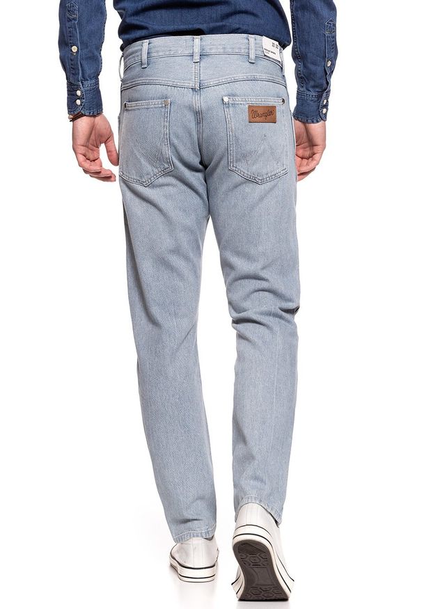 Wrangler - WRANGLER SPODNIE MĘSKIE SLIDER ICE BLUE W18RWG72B 112127409