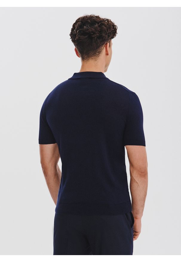 Pako Lorente - PAKO LORENTE - Granatowy swetrowy t-shirt polo. Okazja: na co dzień. Typ kołnierza: polo. Kolor: beżowy, niebieski, czarny. Materiał: jedwab, bawełna. Długość rękawa: krótki rękaw. Długość: krótkie. Styl: casual, elegancki