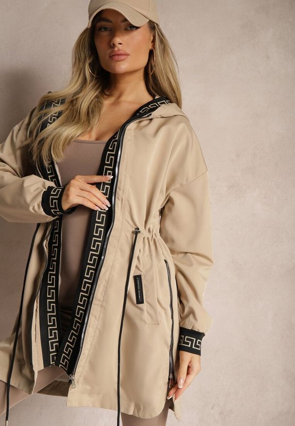 Renee - Beżowa Kurtka w Stylu Parki z Kapturem Wiązana w Talii Mavelle. Okazja: na co dzień. Typ kołnierza: kaptur. Kolor: beżowy. Materiał: jeans, satyna. Długość rękawa: długi rękaw. Długość: długie. Sezon: wiosna. Styl: elegancki, casual
