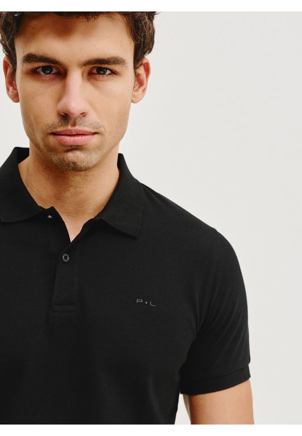 Pako Lorente - PAKO LORENTE – Czarny t-shirt polo. Typ kołnierza: polo. Kolor: czarny. Materiał: bawełna, elastan