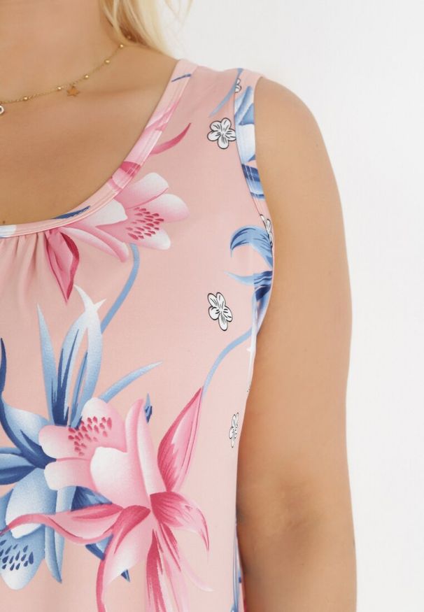 Born2be - Różowa Trapezowa Sukienka Midi z Marszczonym Dekoltem w Kwiaty Yanais. Kolor: różowy. Materiał: materiał. Długość rękawa: bez rękawów. Wzór: kwiaty. Typ sukienki: trapezowe. Długość: midi