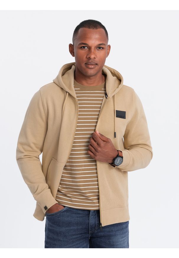 Ombre Clothing - Męska rozpinana dresowa bluza z kapturem i patchem – piaskowa V2 - Rozmiar: XL. Okazja: na co dzień. Typ kołnierza: kaptur. Materiał: dresówka. Wzór: aplikacja. Styl: klasyczny, casual, elegancki