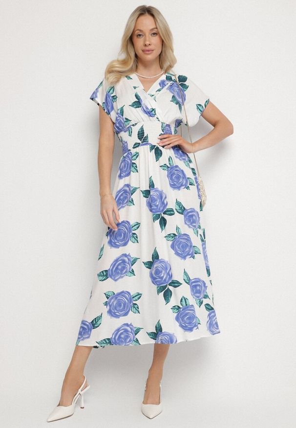 Born2be - Niebiesko-Biała Kopertowa Sukienka z Bawełną w Kwiaty Tdivana. Okazja: na spacer. Typ kołnierza: dekolt w kształcie V. Kolor: niebieski. Materiał: bawełna. Wzór: kwiaty. Sezon: wiosna, lato. Typ sukienki: kopertowe. Styl: elegancki