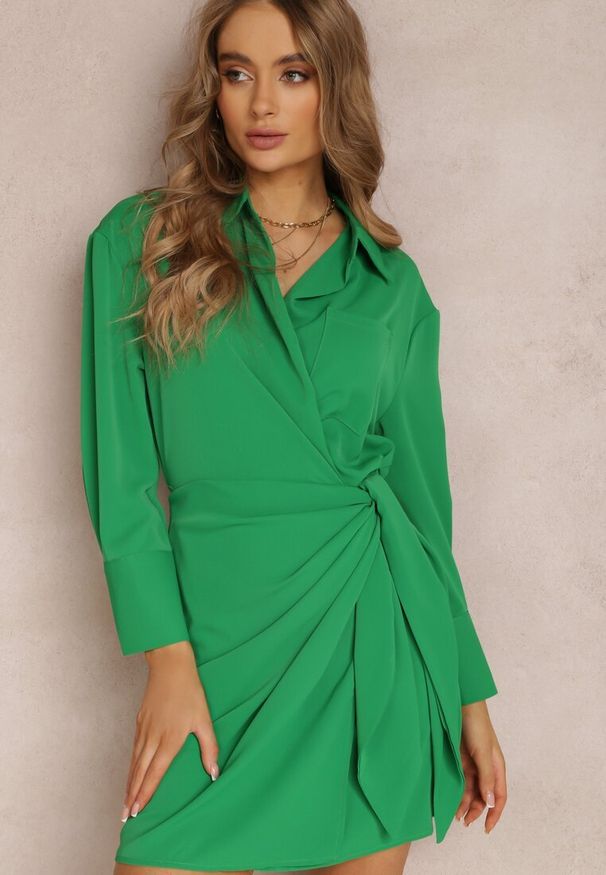 Renee - Zielona Sukienka Phaeramna. Kolor: zielony. Długość rękawa: długi rękaw. Wzór: aplikacja. Typ sukienki: kopertowe. Styl: elegancki. Długość: mini