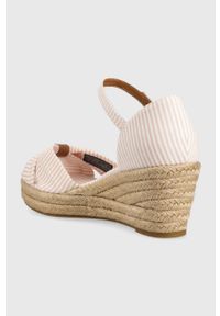 TOMMY HILFIGER - Tommy Hilfiger sandały HIGH WEDGE SEERSUCKER damskie kolor różowy na koturnie FW0FW07158. Zapięcie: klamry. Kolor: różowy. Materiał: guma. Obcas: na koturnie #5