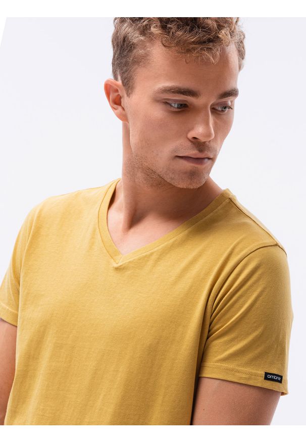 Ombre Clothing - Klasyczna męska koszulka z dekoltem w serek BASIC - musztardowy V8 S1369 - XXL. Typ kołnierza: dekolt w serek. Kolor: żółty. Materiał: jeans, bawełna. Długość: krótkie. Styl: klasyczny