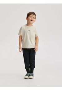 Reserved - Dresowe spodnie - granatowy. Kolor: niebieski. Materiał: dresówka