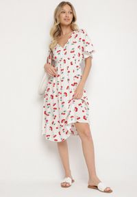 Born2be - Biała Bawełniana Sukienka o Rozkloszowanym Kroju we Wzór w Wisienki Folelia. Okazja: na co dzień. Typ kołnierza: dekolt w serek. Kolor: biały. Materiał: bawełna. Wzór: aplikacja. Typ sukienki: proste. Styl: casual #4