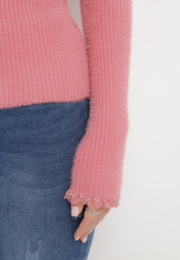 Born2be - Ciemnoróżowy Wełniany Golf z Koronką i Perłowymi Guzikami Kazenta. Typ kołnierza: golf. Kolor: różowy. Materiał: wełna, koronka. Wzór: koronka