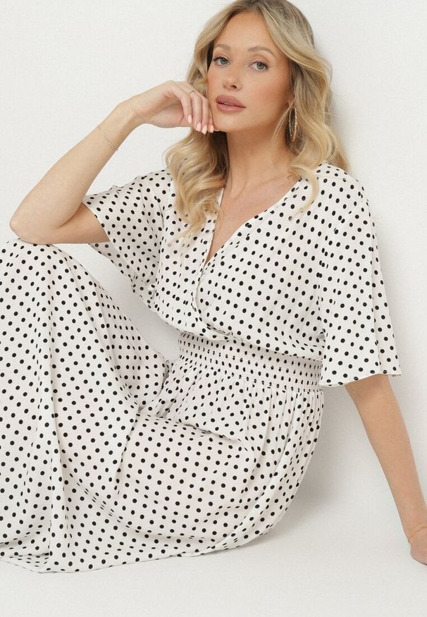 Born2be - Biała Kopertowa Sukienka z Bawełną w Kropki Ldivila. Okazja: na co dzień. Typ kołnierza: dekolt w kształcie V. Kolor: biały. Wzór: kropki. Typ sukienki: kopertowe. Materiał: bawełna. Długość rękawa: krótki rękaw. Sezon: wiosna, lato. Styl: casual