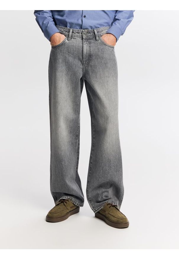 Reserved - Jeansy baggy z efektem sprania - szary. Kolor: szary