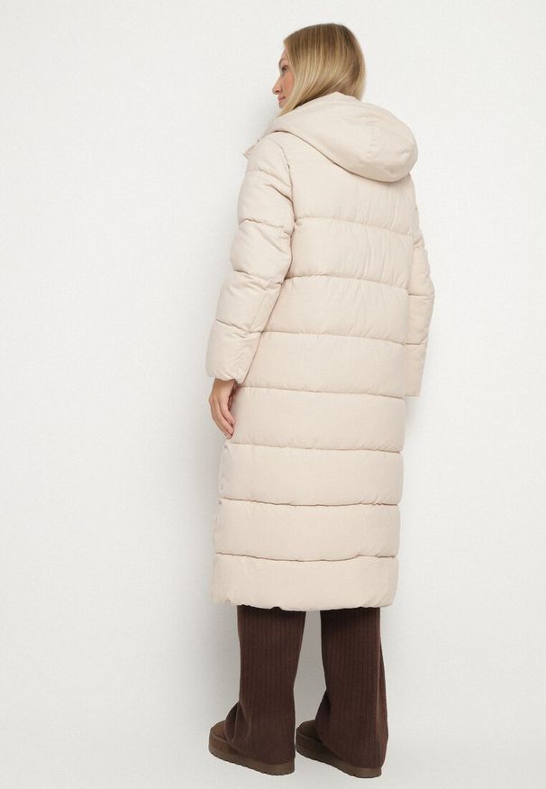 Born2be - Jasnobeżowa Długa Pikowana Kurtka z Kapturem Afarriva. Okazja: na spotkanie biznesowe, na co dzień, do pracy, na spacer. Typ kołnierza: kaptur. Kolor: beżowy. Długość: długie. Styl: biznesowy, klasyczny, casual, elegancki