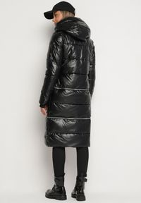 Born2be - Czarna Kurtka z Kapturem i Szerokim Pikowaniem o Regulowanej Długości Ansanna. Okazja: na co dzień. Typ kołnierza: kaptur. Kolor: czarny. Materiał: jeans. Styl: casual #3