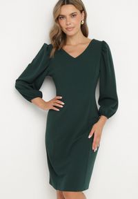 Born2be - Ciemnozielona Dopasowana Sukienka z Dekoltem w Serek Zinnaira. Okazja: na spotkanie biznesowe. Typ kołnierza: dekolt w serek. Kolor: zielony. Styl: klasyczny, elegancki, biznesowy #6