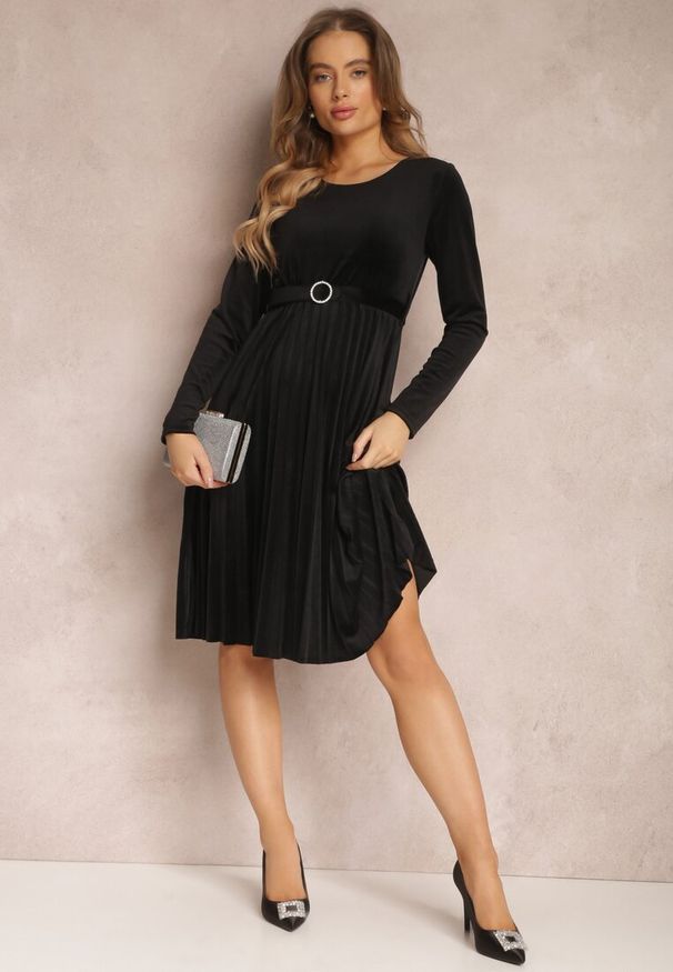 Renee - Czarna Plisowana Sukienka Welurowa z Paskiem Laceri. Kolor: czarny. Materiał: welur. Wzór: aplikacja. Styl: elegancki. Długość: midi
