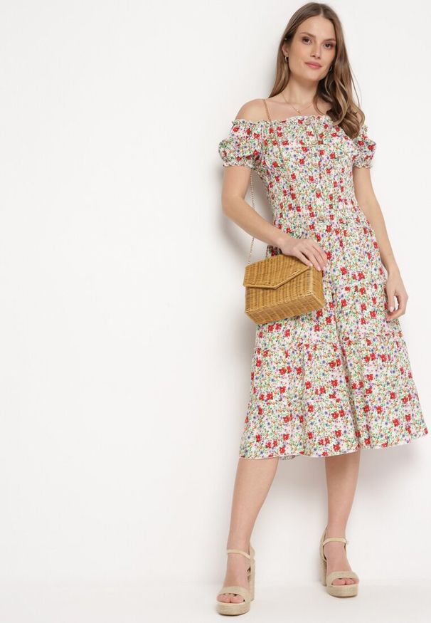 Born2be - Biało-Zielona Bawełniana Sukienka Midi w Kwiatowy Print o Fasonie Hiszpanki Anirpe. Typ kołnierza: dekolt hiszpanka. Kolor: biały. Materiał: bawełna. Wzór: kwiaty, nadruk. Sezon: lato. Długość: midi