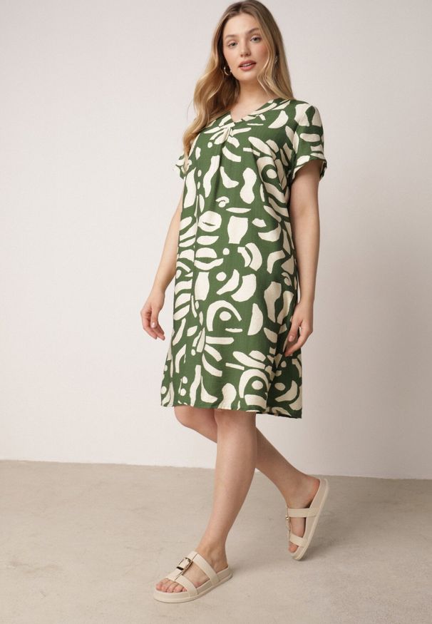 Born2be - Zielona Pudełkowa Sukienka z Wiskozy z Dekoltem w Serek w Abstrakcyjny Wzór Cresom. Okazja: na co dzień. Typ kołnierza: dekolt w serek. Kolekcja: plus size. Kolor: zielony. Materiał: wiskoza. Sezon: lato. Typ sukienki: proste, dla puszystych. Styl: casual