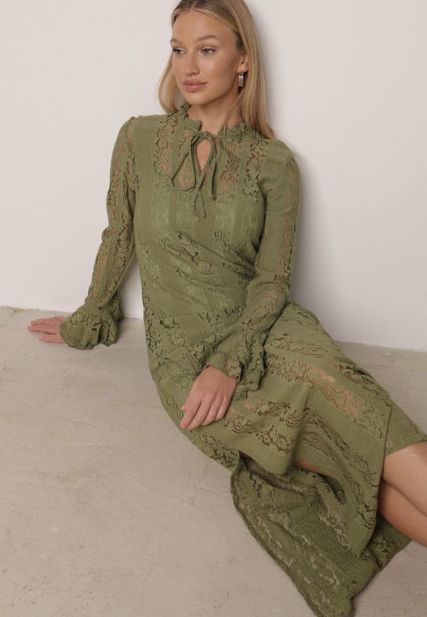 Born2be - Zielona Koronkowa Sukienka o Taliowanym Kroju z Wiązaniem przy Dekolcie Nevellirae. Kolor: zielony. Materiał: koronka. Wzór: koronka. Styl: klasyczny, wizytowy