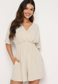 Born2be - Beżowy Kombinezon z Zakładkowym Dekoltem i Gumką w Talii Belandrea. Okazja: na co dzień. Kolor: beżowy. Materiał: jeans. Długość rękawa: krótki rękaw. Długość: krótkie. Sezon: lato. Styl: sportowy, casual, elegancki #1