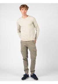 Guess Sweter | M2RR18Z2YY0 | Mężczyzna | Kremowy, Piaskowy. Okazja: na co dzień. Typ kołnierza: dekolt w kształcie V. Kolor: kremowy. Materiał: wiskoza, nylon, poliester. Styl: casual