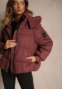 Renee - Bordowa Oversizowa Kurtka Puffer z Kapturem i Naszywką przy Rękawie Azine. Okazja: na co dzień. Typ kołnierza: kaptur. Kolor: czerwony. Materiał: dzianina, jeans. Wzór: aplikacja. Styl: casual