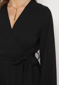 Born2be - Czarna Kopertowa Sukienka Kombinezon Mini z Falbanką Bomina. Kolor: czarny. Materiał: materiał #3