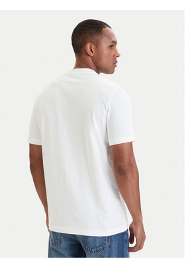 Calvin Klein Jeans T-Shirt LV04RAB810 Biały Regular Fit. Kolor: biały. Materiał: bawełna