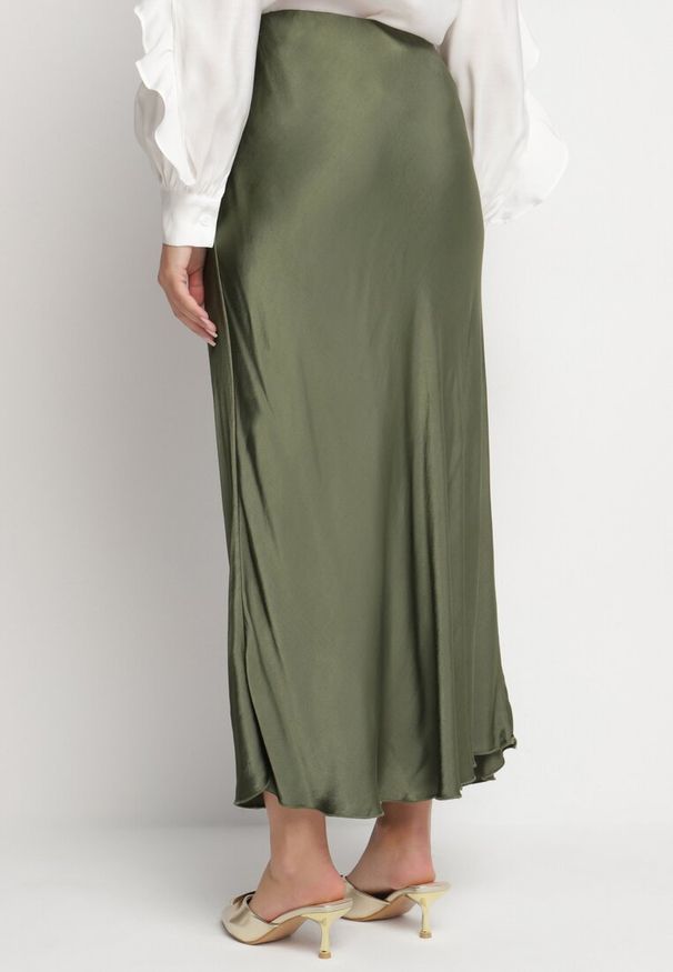 Born2be - Zielona Spódnica Satynowa z Wiskozy o Rozkloszowanym Kroju Hanorilae. Okazja: na co dzień. Kolor: zielony. Materiał: satyna, wiskoza. Styl: klasyczny, casual